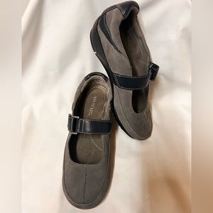 Aerosoles Suede Leather Flats in Charcoal Gray, size 8.